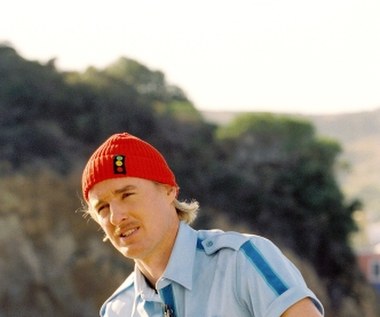  Owen Wilson jest stałym współpracownikiem Wesa Andersona. Aktor był współscenarzystą i odtwórcą głównej roli w pierwszym filmie reżysera "Bottle Rocket". Od tego czasu oglądaliśmy go w każdym dziele Amerykanina: najbarwniejszą postać stworzył w "Podwodnym życiu ze Stevem Zissou", w którym zagrał syna tytułowego bohatera.