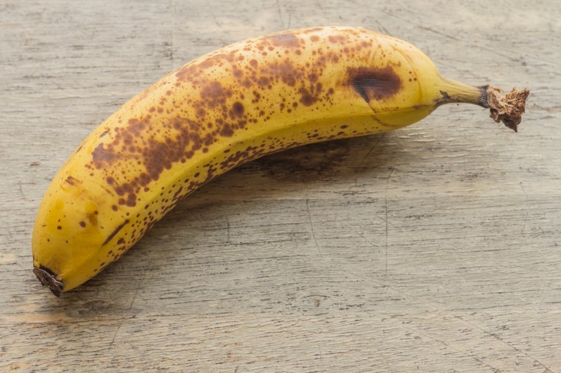 Owiń końcówkę folią, a banan dłużnej zachowa świeżość /123RF/PICSEL