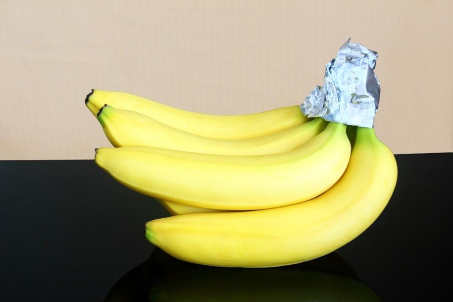 Owiń końcówki bananów folią spożywczą /Shutterstock