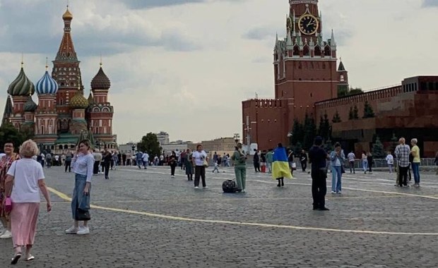 Owinęła się flagą Ukrainy na Placu Czerwonym. Akt odwagi Rosjanki