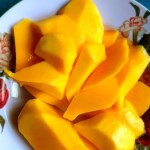 "Owoc bogów" do chrupania nie tylko dla seniorów. Wygładza zmarszczki, działa przeciwzapalnie i pobudza jelita do pracy