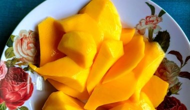 "Owoc bogów" do chrupania nie tylko dla seniorów. Wygładza zmarszczki, działa przeciwzapalnie i pobudza jelita do pracy