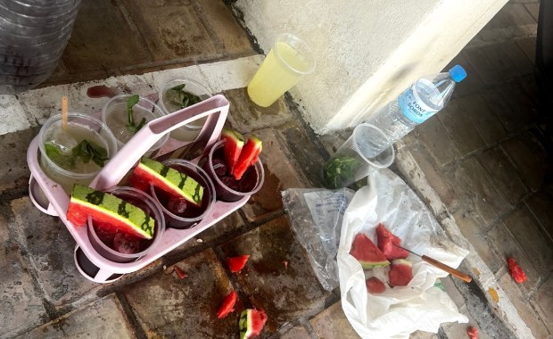 Owoce, alkohol i... brud parkingu. Turysto, uważaj na koktajle na plażach! 