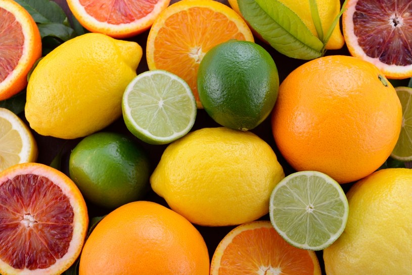 Owoce cytrusowe są lekkie i pełne witamin i błonnika /123RF/PICSEL