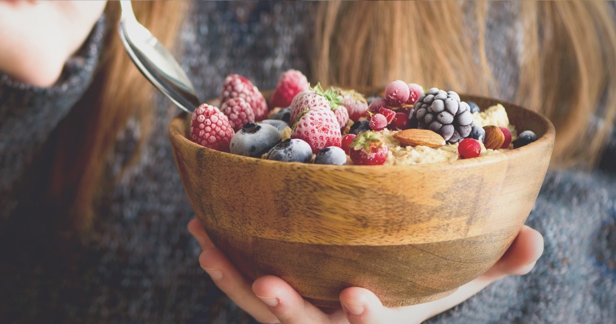 Owoce jagodowe to naprawdę świetny wybór do owsianki /123RF/PICSEL