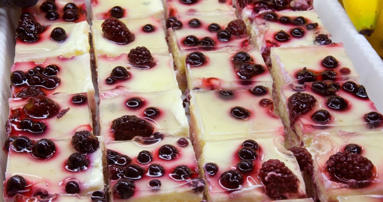 Owoce na serniku bubble tea łudząco przypominają kuleczki w popularnym napoju /AdamRadosavljevic /123RF/PICSEL