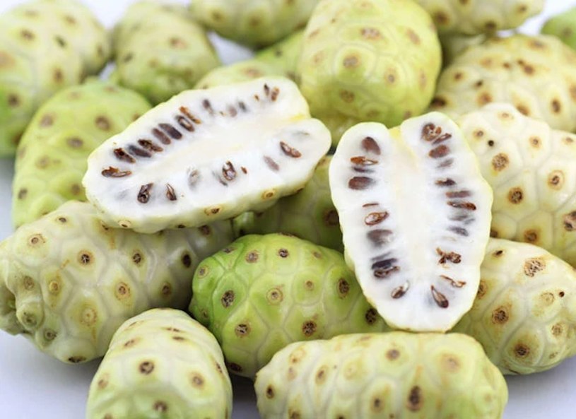 Owoce noni nazywane są "polinezyjską aspiryną". W Polsce można dostać m.in. sok z noni /123RF/PICSEL