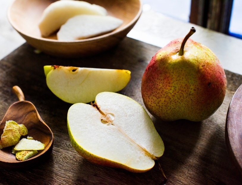 Owoce (np. jabłka, gruszki) zawsze obieraj ze skórki /123RF/PICSEL