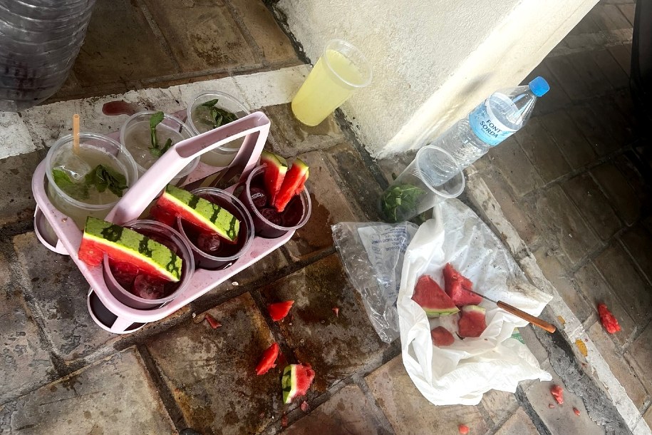 Owoce, podejrzany alkohol i... brud parkingu /Foto: Policia de Palma/Facebook /