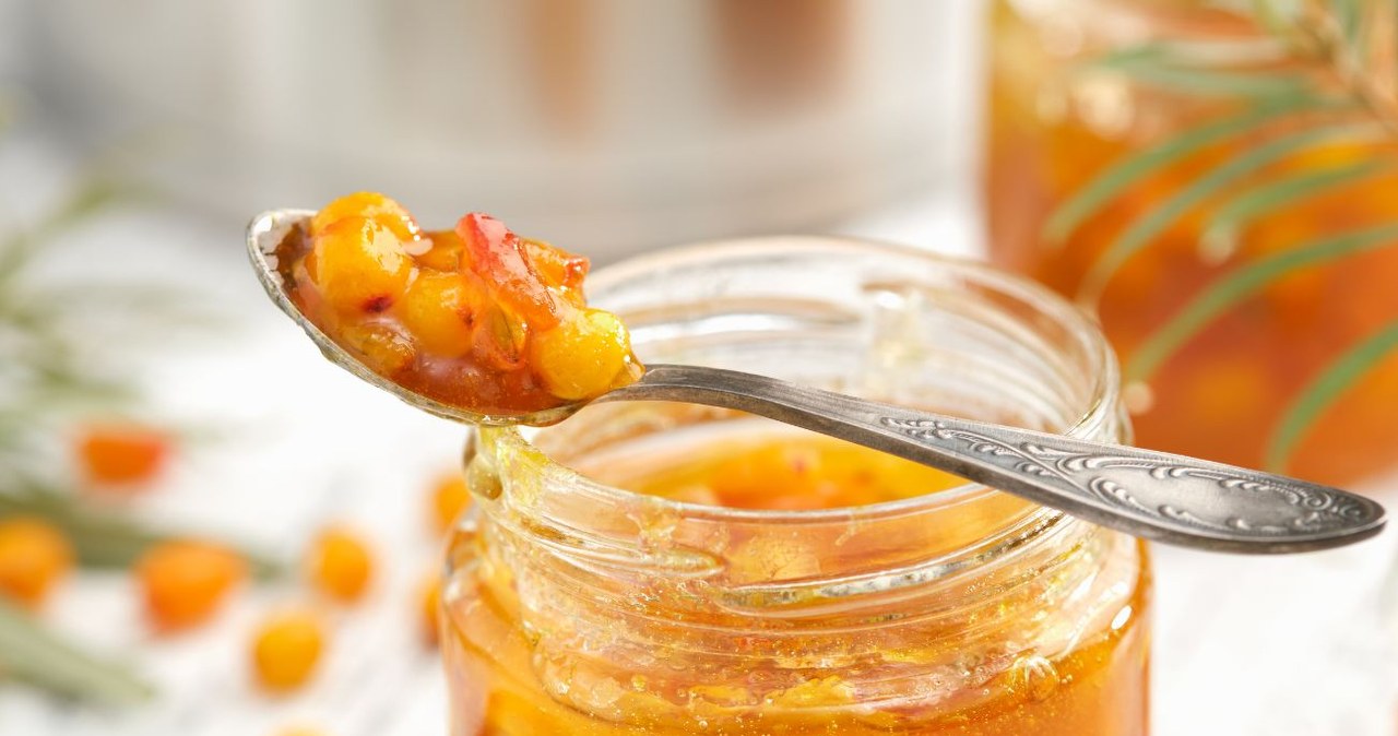 Owoce rokitnika stanowią doskonały surowiec do domowych przetworów /Chamille White /Canva Pro