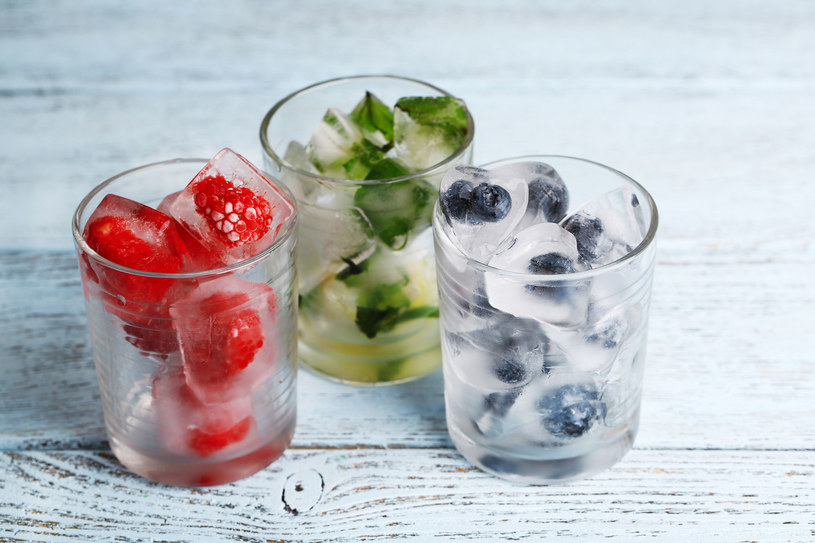 Owoce w kostkach lodu wyglądają  efektownie. Można wykorzystać je  do napojów i drinków /123RF/PICSEL