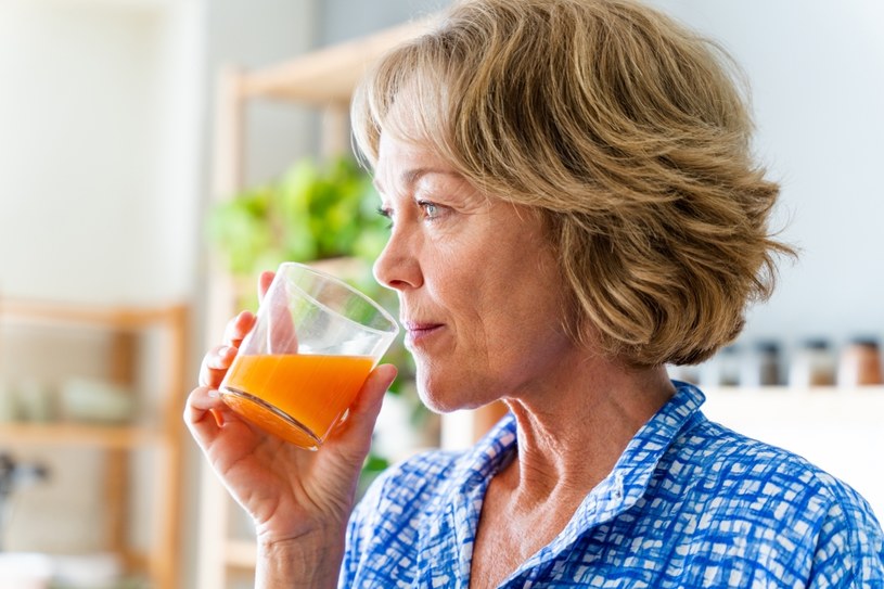 Owocowo-warzywne soki i smoothie, które zrobisz sama w domu, są zdrowe i sycące. Nie to, co większość napoi, na które możesz natknąć się w markecie /123RF/PICSEL
