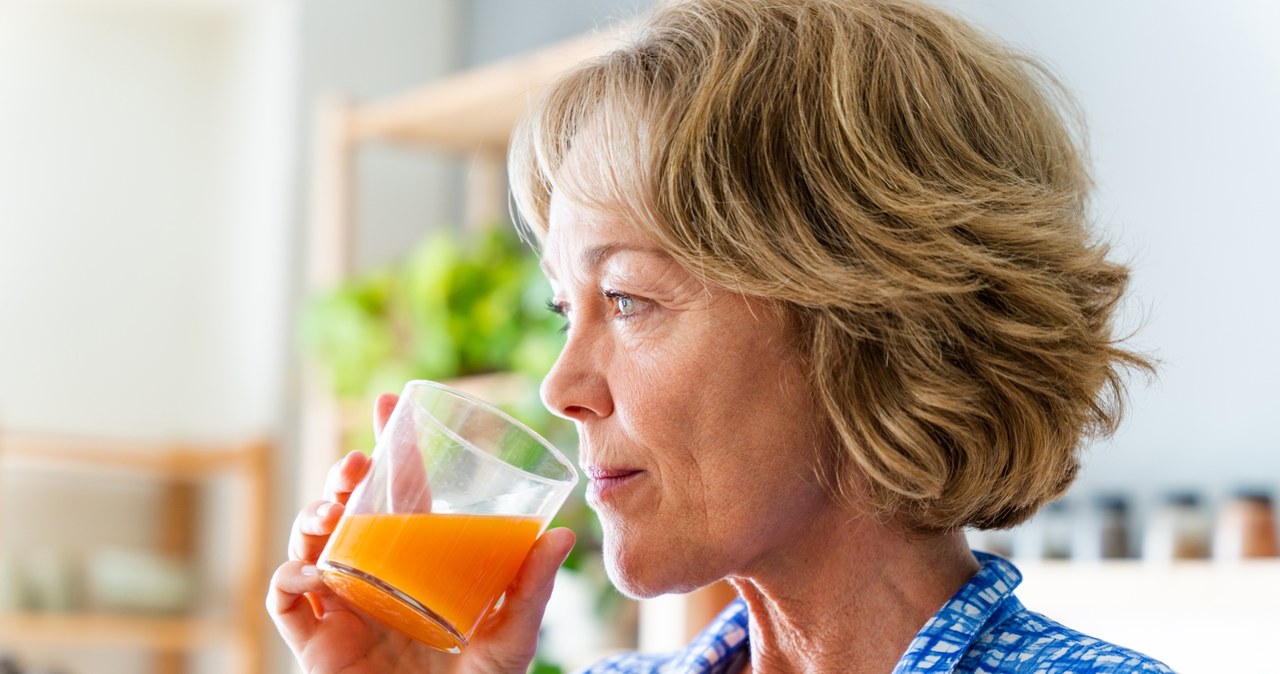 Owocowo-warzywne soki i smoothie, które zrobisz sama w domu, są zdrowe i sycące. Nie to, co większość napoi, na które możesz natknąć się w markecie /123RF/PICSEL