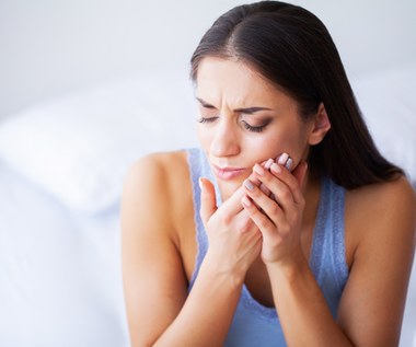 Owrzodzenia jamy ustnej – objawy, przyczyny i leczenie