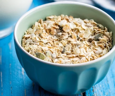 Owsianka na stłuszczoną wątrobę. Do płatków dodaj łyżkę ziarna mocy i słoneczną przyprawę