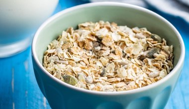 Owsianka na stłuszczoną wątrobę. Do płatków dodaj łyżkę ziarna mocy i słoneczną przyprawę