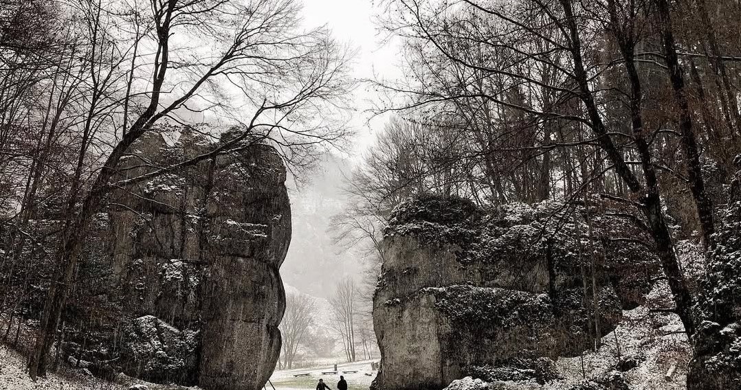 Ойцівський національний парк називають "польською Швейцарією": ущелини та скельні виступи створюють відчуття маленьких альпійських гір /Domena publiczna