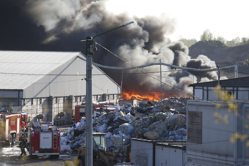 ożar w zakładzie recyklingu odpadów w Siemianowicach Śląskich / Andrzej Grygiel /PAP