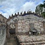 Ozdobił dom rozbitymi talerzami. Zwiedzają go turyści z całego świata