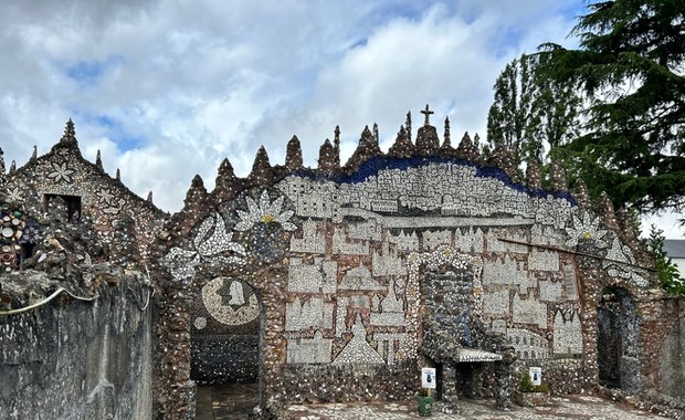 Ozdobił dom rozbitymi talerzami. Zwiedzają go turyści z całego świata