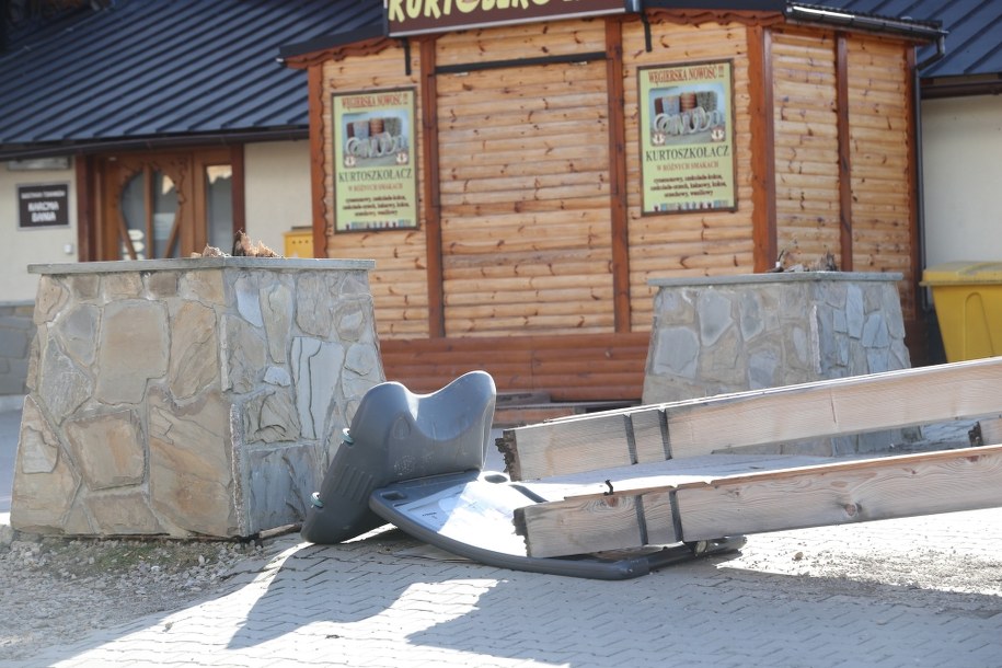 Ozdobna brama, która spadła na 70-latkę i dziecko. Zdjęcie z poniedziałku / 	Grzegorz Momot    /PAP