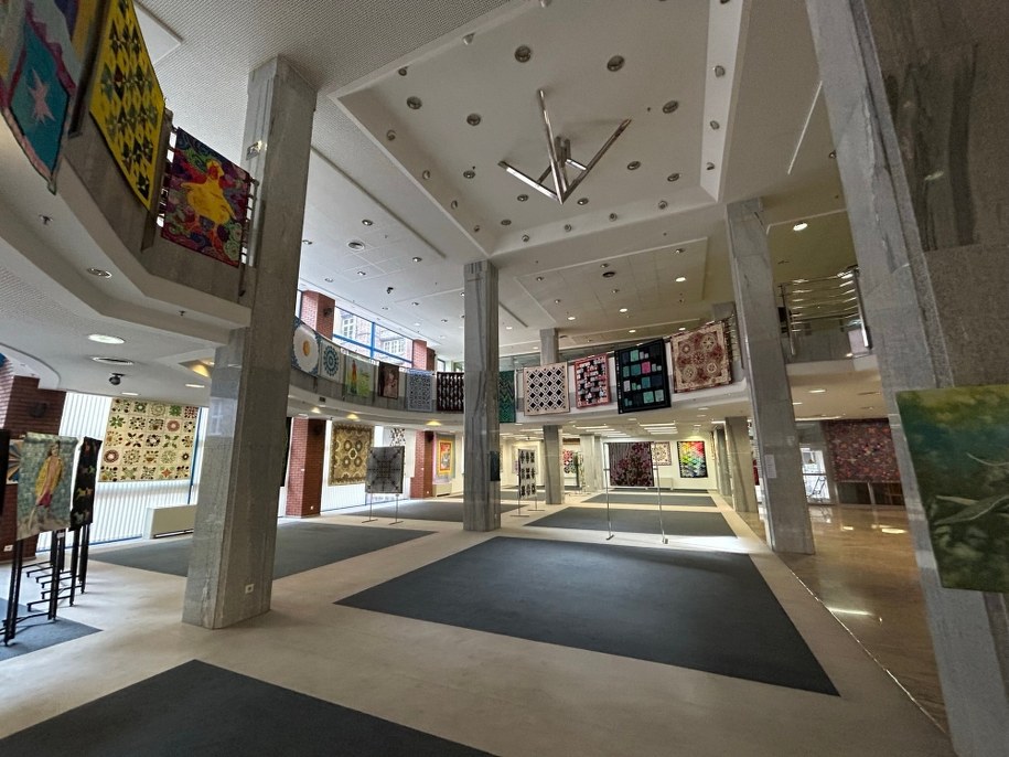 Ozdobne tkaniny wiszą na ścianach "Sali pod piramidą" w Książnicy Pomorskiej. /Aneta Łuczkowska, RMF FM /RMF FM - reporter