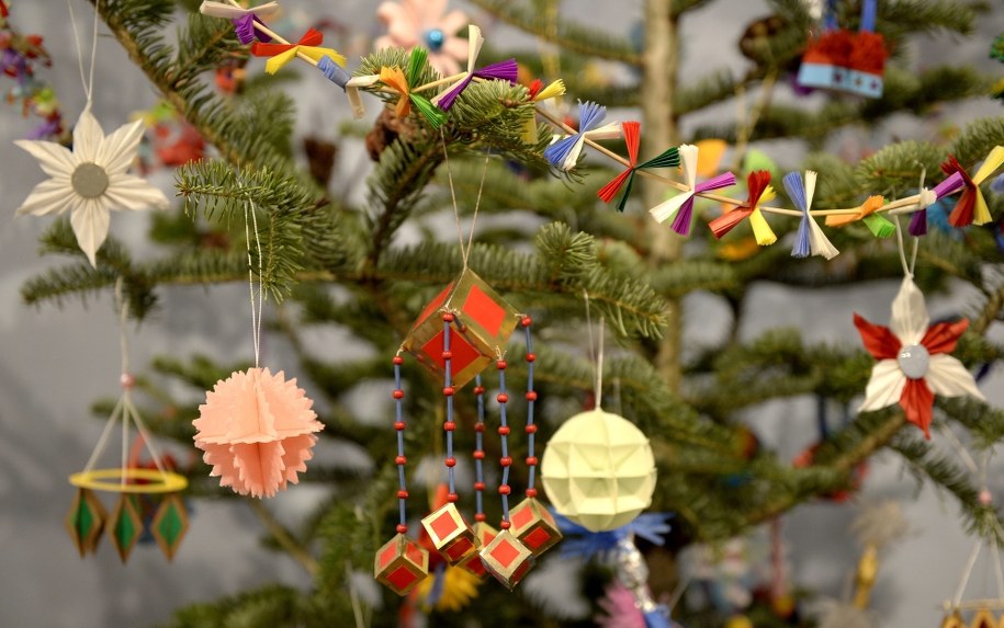 Ozdoby choinkowe własnoręcznie wykonane przez krakowskiego artystę Janusza Oleszkiewicza /Darek Delmanowicz /PAP