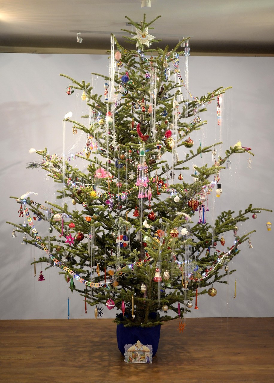 Ozdoby choinkowe własnoręcznie wykonane przez krakowskiego artystę Janusza Oleszkiewicza /Dariusz Delmanowicz    /PAP