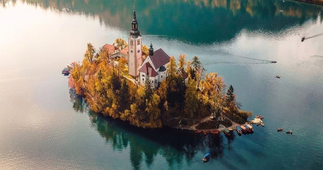 Озеро Блед є справжнім магнітом для фотографів та закоханих пар, які прагнуть відчути казкову атмосферу цього місця /Domena publiczna