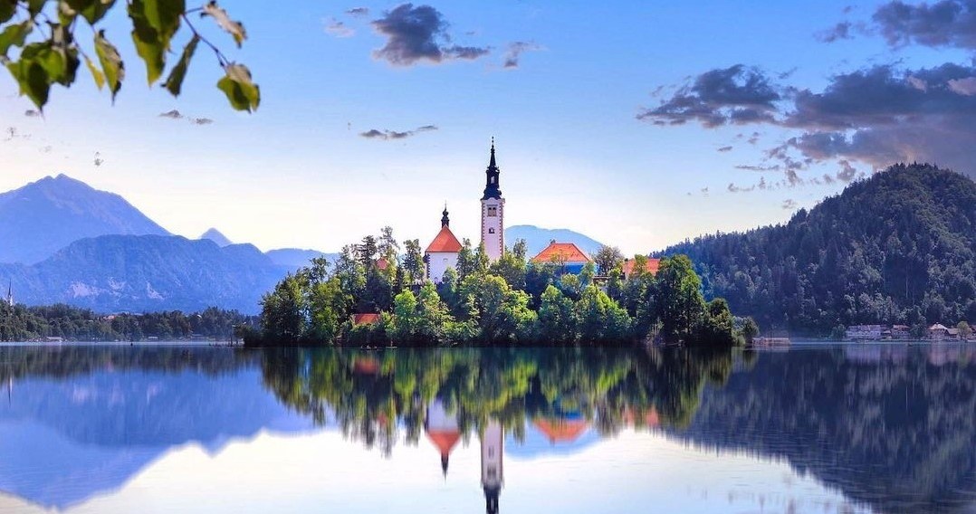Озеро Блед та його маленький острів - перлина Словенії /Domena publiczna