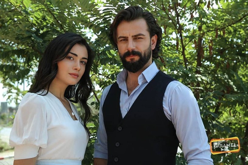 Özge Yağız znana jest przede wszystkim z serialu "Przysięga". Partnerował jej wówczas Gökberk Demirci, odgrywający rolę Emira /Instagram /materiały prasowe