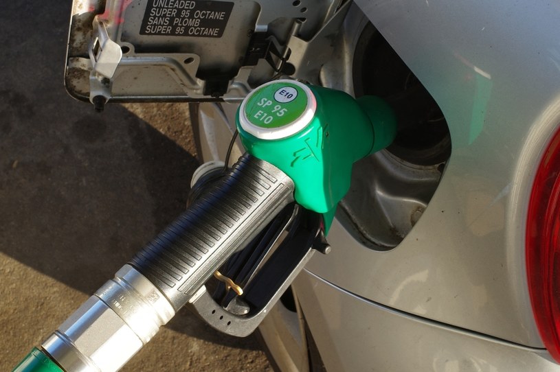 Oznaczenie E10 na dystrybutorach benzyny pojawi się w Polsce 1 stycznia 2024 roku. W wielu krajach to paliwo tankuje się już od lat /AFP