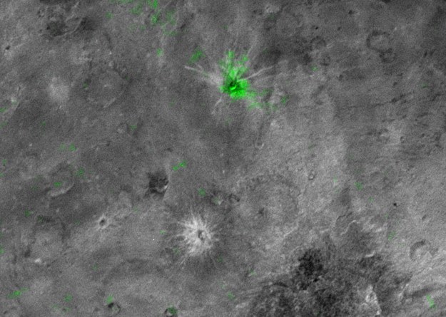 Oznaczony na zielono krater Organa zawiera wiele zestalonego amoniaku. Poniżej krater Skywalker. /NASA/JHUAPL/SWRI /materiały prasowe