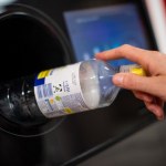 Oznakowane butelki już jadą do sklepów. Trwa "rotacja" opakowań