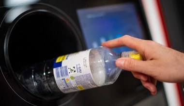 Oznakowane butelki już jadą do sklepów. Trwa "rotacja" opakowań