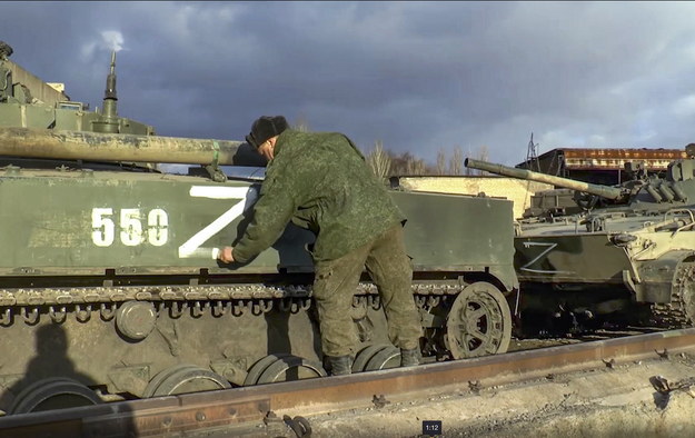 Oznakowanie malowane na rosyjskim czołgu /RUSSIAN DEFENCE MINISTRY PRESS SERVICE / HANDOUT /PAP/EPA