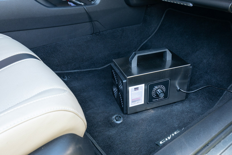 Ozonowanie samochodu warto zrobić, gdy w samochodzie jest brzydki zapach. / Arkadiusz Ziolek /East News