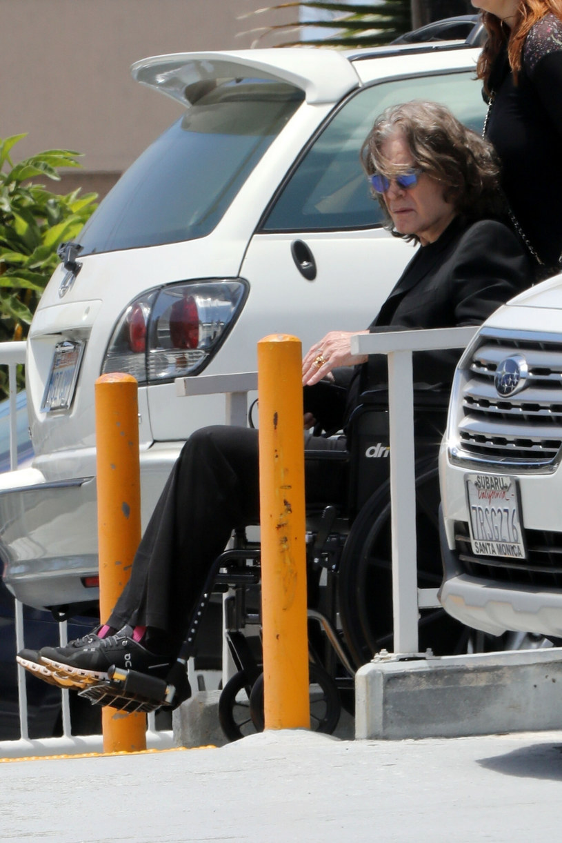Ozzy Osbourne wylądował na wózku /Backgrid/East News /East News