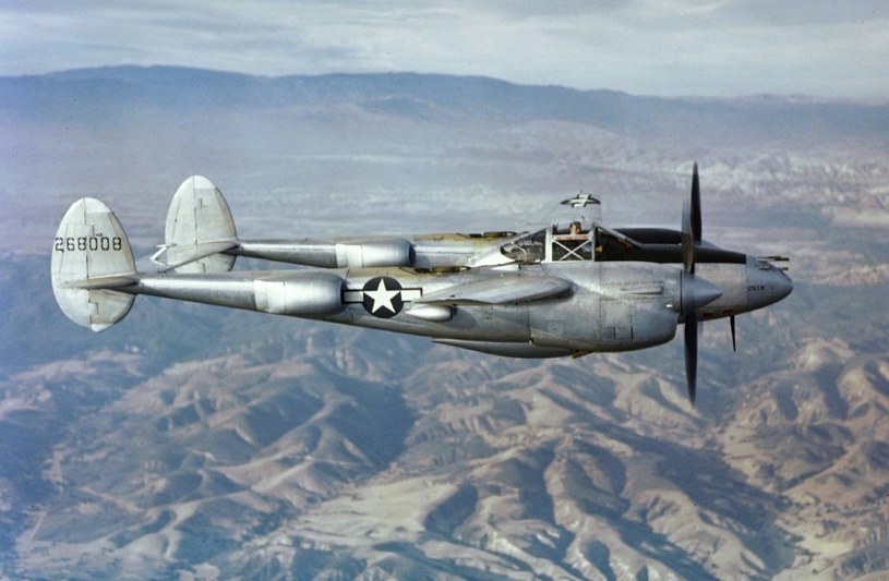 P-38 Lightning nad Kalifornią /domena publiczna