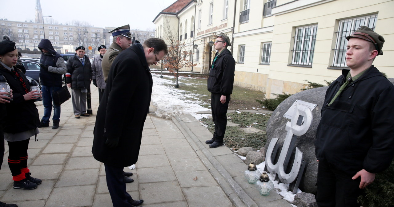 P.o. szefa Urzędu do Spraw Kombatantów i Osób Represjonowanych Jan Józef Kasprzyk podczas inauguracji akcji "Światełko dla Armii Krajowej" /Tomasz Gzell /PAP