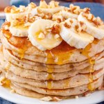 Pachną jak chlebek bananowy, a zrobisz je w 15 minut. Mięciutkie racuszki to hit