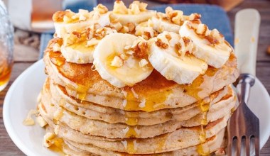 Pachną jak chlebek bananowy, a zrobisz je w 15 minut. Mięciutkie racuszki to hit