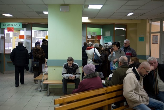 Pacjenci czekają na rejestrację w ośrodku onkologicznym /PAP/ Grzegorz Michałowski    /PAP