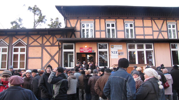 Pacjenci czekają w kolejce przed wejściem /Maciej Grzyb /RMF FM