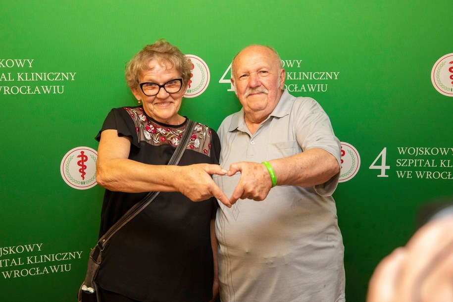 Pacjenci, Danuta i Henryk Łukasiewicz, podczas konferencji prasowej w siedzibie Wojskowego Szpitala Klinicznego we Wrocławiu /Krzysztof Cesarz /PAP