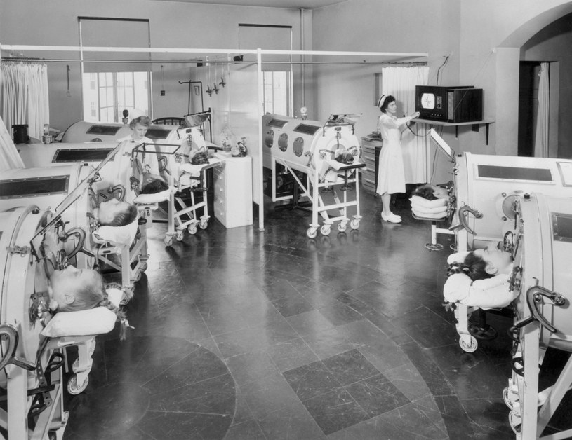 Pacjenci dotknięci chorobą polio umieszczeni w "żelaznych płucach" / Bettmann / Contributor /Getty Images