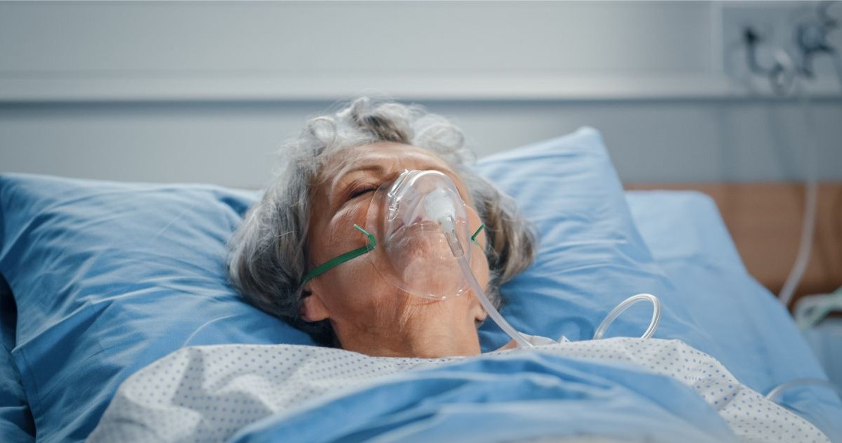 Pacjenci, którzy zbliżają się do końca swojego życia, stają się wyciszeni, mniej odczuwają głód i pragnienie /123RF/PICSEL