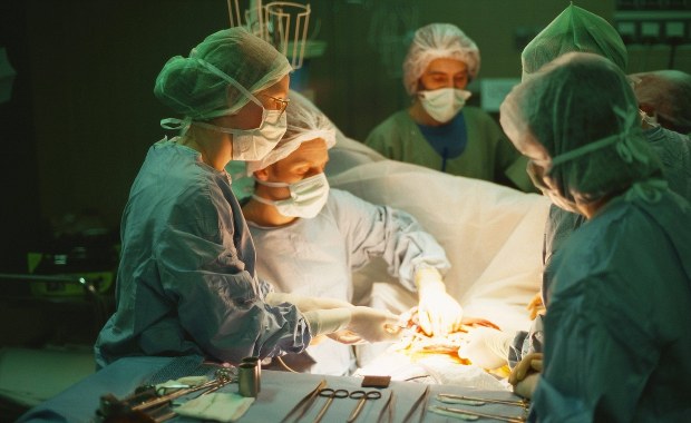 Pacjenci po przeszczepach oburzeni podwyżkami cen leków. "Eksperyment na żywych ludziach"