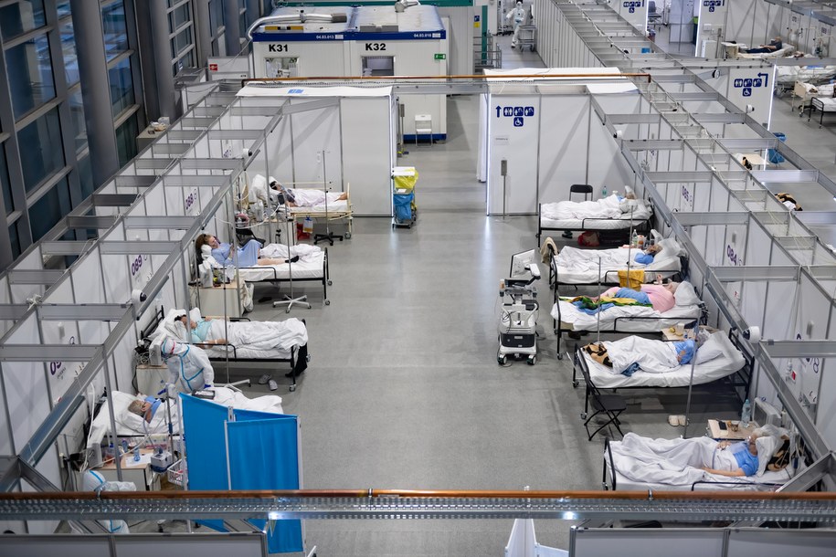 Coraz więcej ozdrowieńców wymaga dalszego leczenia