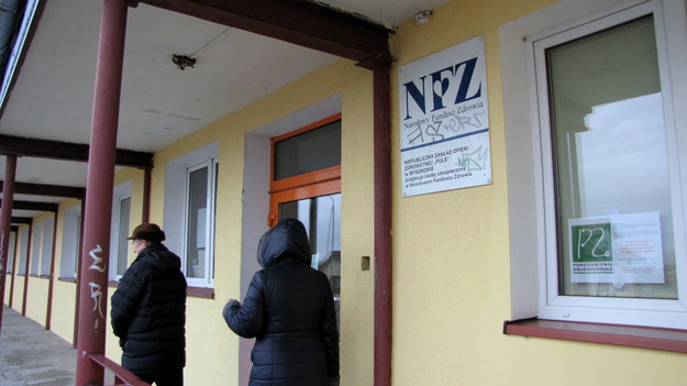 Pacjenci przed drzwiami zamkniętej przychodni w mazowieckim Wyszkowie /Kamil Młodawski /RMF FM